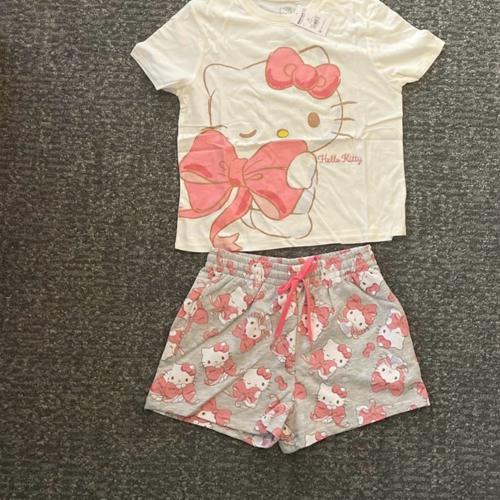 Hello Kitty 2PC Set NWT Women’s XS T-Shirt & Sweat Shorts